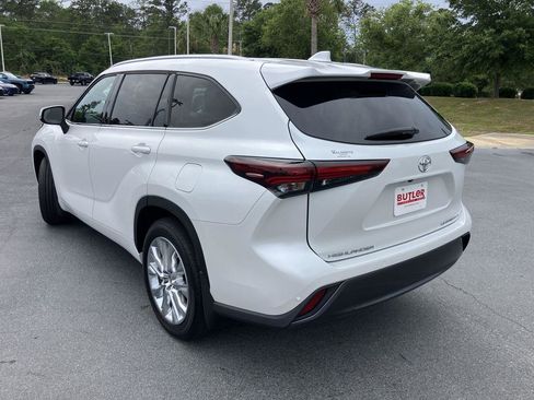 Used 2024 Toyota Highlander Limited AWD/4WD image 3