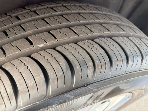 Used 2023 GMC Acadia SLT image 30