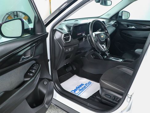 Used 2025 Chevrolet TrailBlazer LT w/ Convenience Package FWD image 3