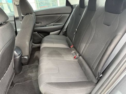 Used 2022 Hyundai Elantra SE FWD image 12