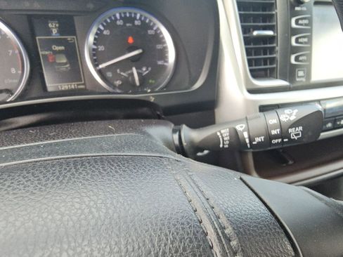 Used 2015 Toyota Highlander Limited w/ Driver Technology Package AWD/4WD image 13