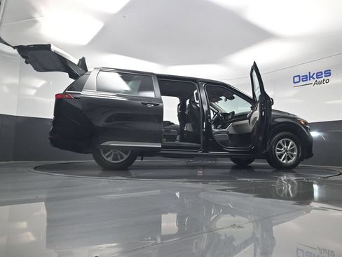 Certified 2024 Kia Carnival LX FWD image 57