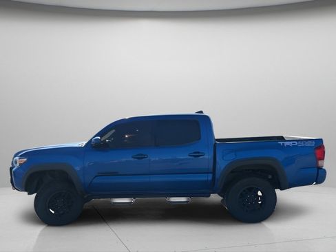 Used 2017 Toyota Tacoma TRD Off-Road AWD/4WD image 12