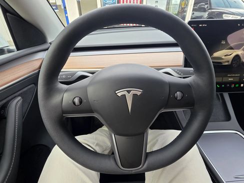 Used 2025 Tesla Model Y Long Range RWD image 16