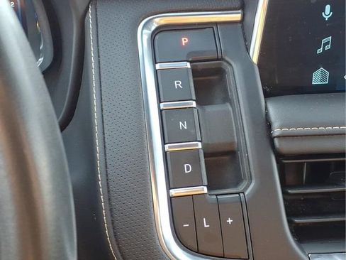 Used 2023 Chevrolet Suburban Premier image 11