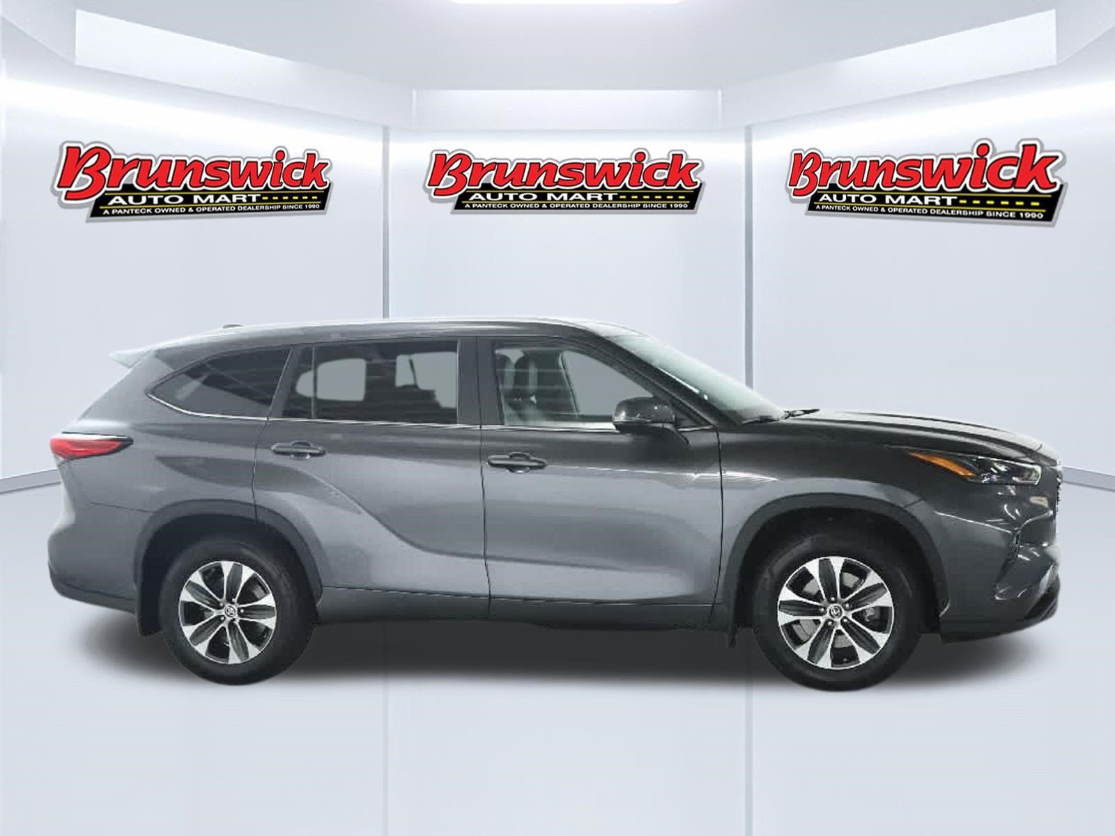Used 2023 Toyota Highlander XLE FWD image 11
