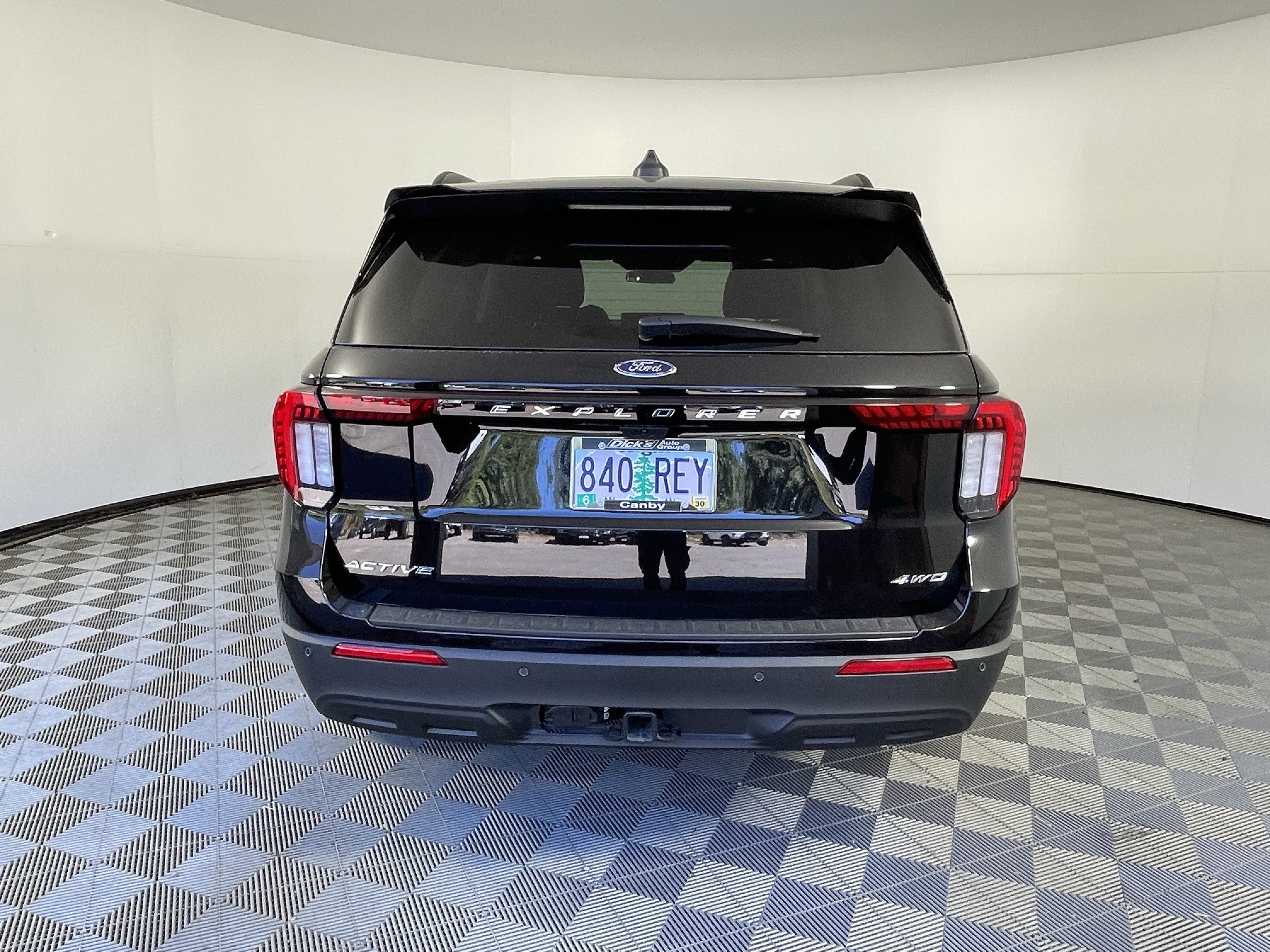 Used 2026 Ford Explorer Active AWD/4WD image 4
