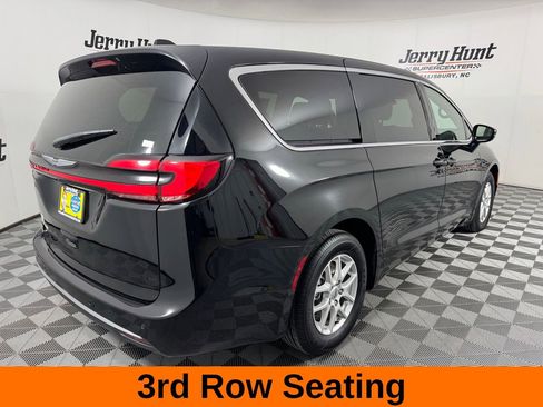Used 2025 Chrysler Pacifica Select FWD image 7