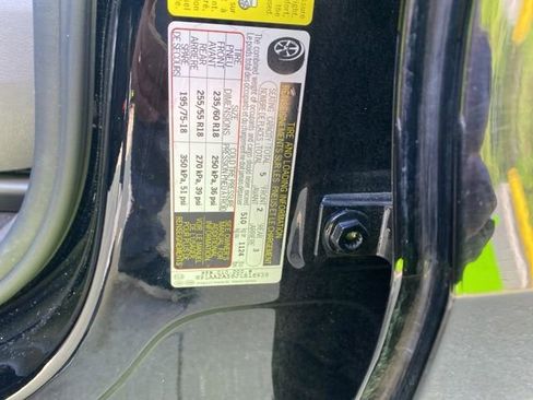 Used 2018 Porsche Macan AWD/4WD image 24