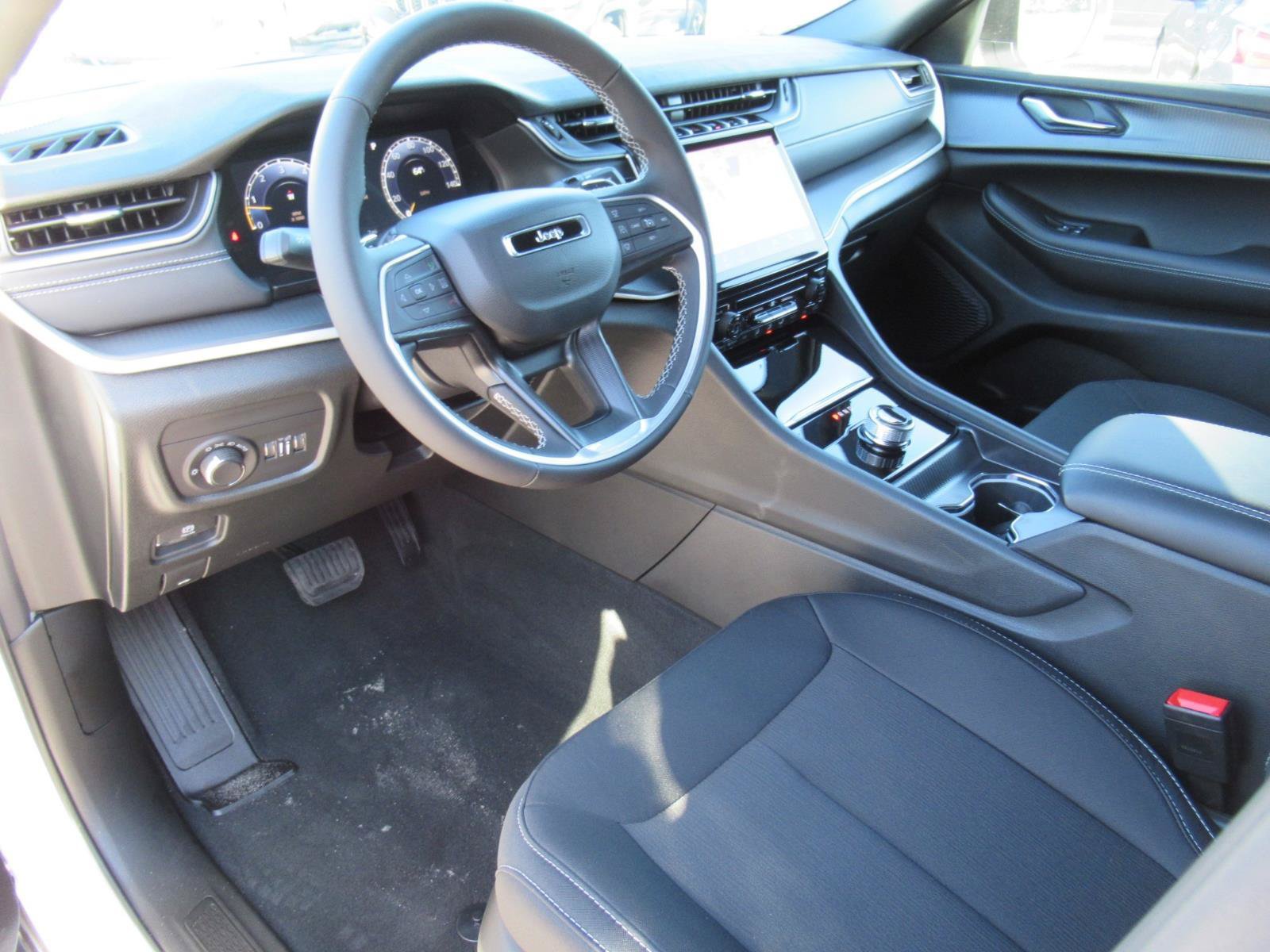 New 2027 Jeep Grand Cherokee Laredo RWD image 14