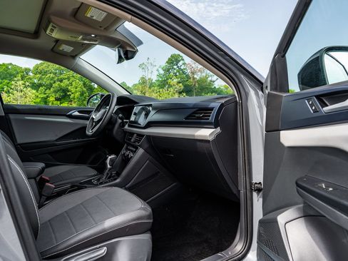 Used 2023 Volkswagen Taos SE w/ Panoramic Sunroof Package FWD image 11