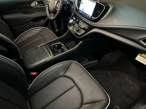 New 2026 Chrysler Pacifica Limited w/ Uconnect Theater Family Group image 17