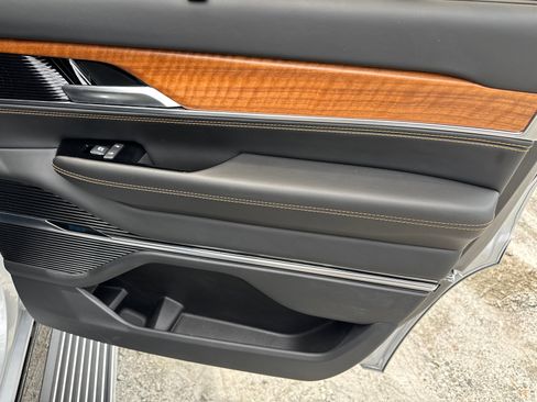 Used 2024 Jeep Grand Wagoneer Series III AWD/4WD image 19