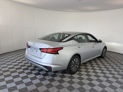 Used 2024 Nissan Altima 2.5 SV FWD image 10
