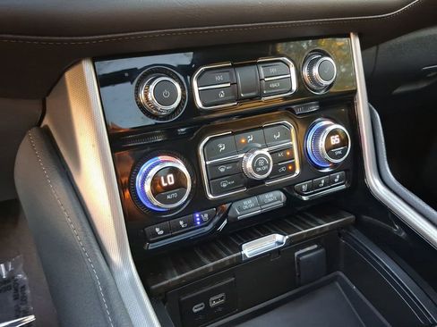Used 2023 GMC Yukon Denali RWD image 24