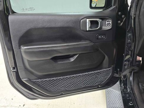 Used 2019 Jeep Wrangler Unlimited Sahara image 23