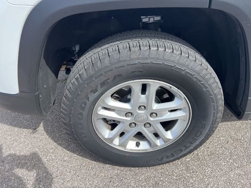 Used 2023 Jeep Grand Cherokee Laredo image 11