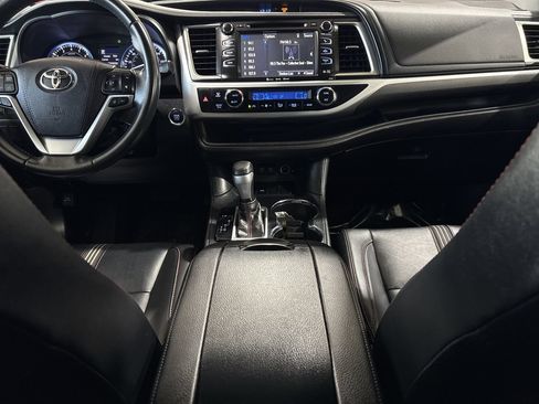 Used 2019 Toyota Highlander SE FWD image 21