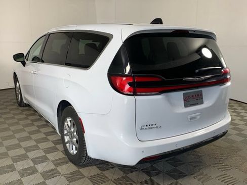 Used 2024 Chrysler Pacifica Touring-L FWD image 13