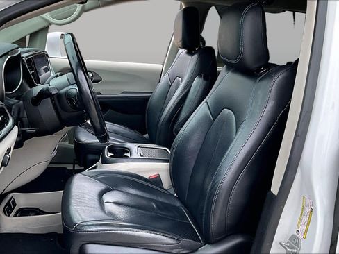 Used 2021 Chrysler Pacifica Touring-L FWD image 8