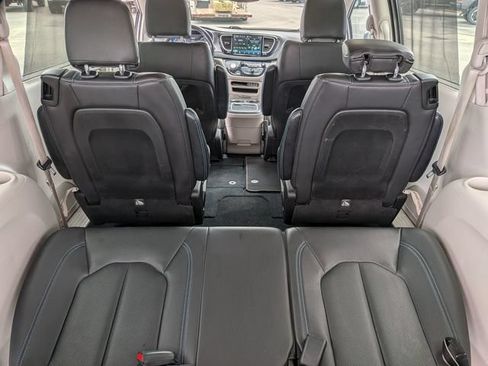 Used 2021 Chrysler Pacifica Touring-L FWD image 35