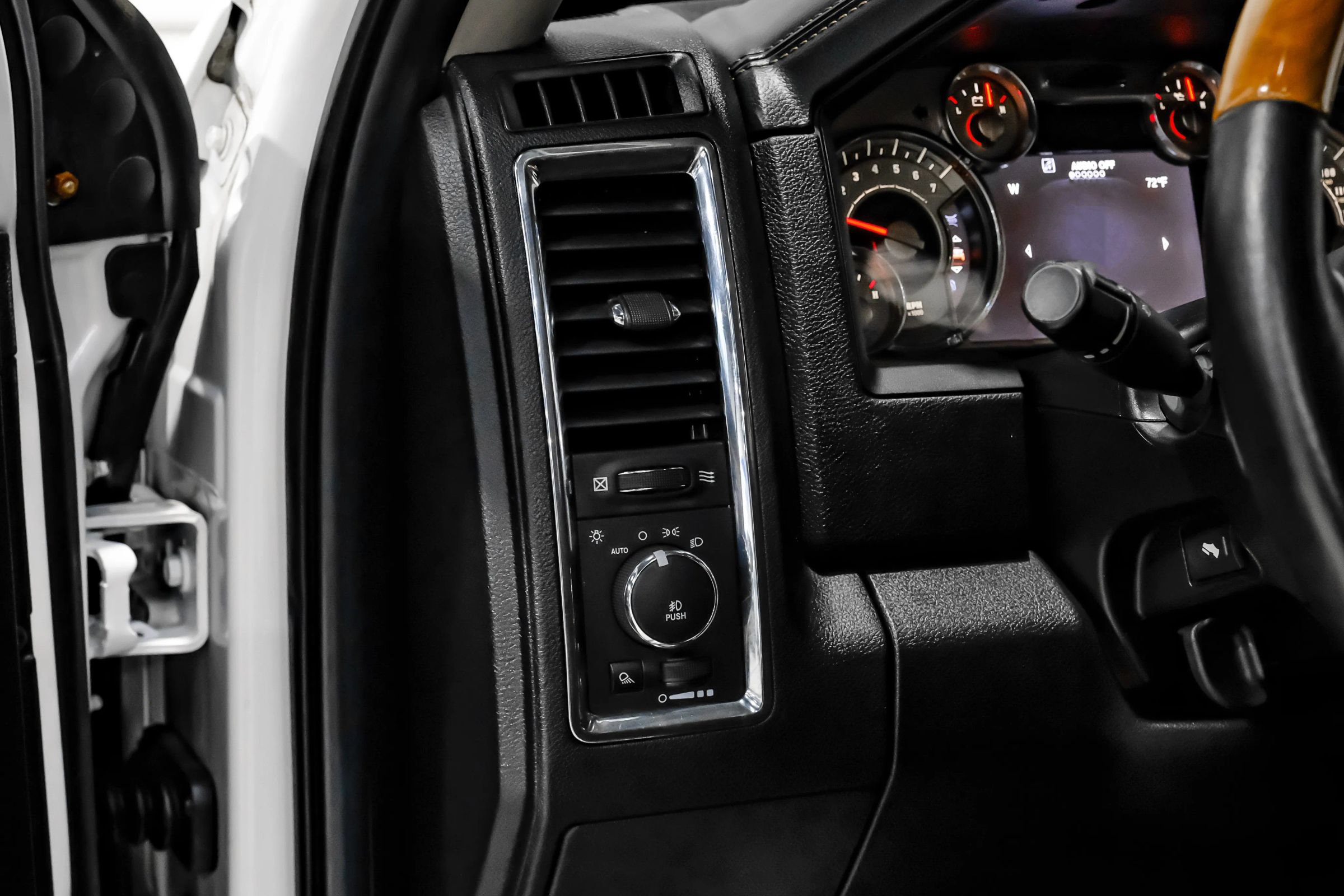 Used 2014 RAM 1500 Laramie Longhorn w/ Convenience Group AWD/4WD image 28
