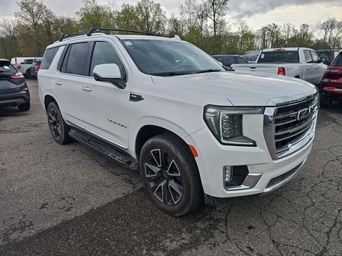 Used 2022 GMC Yukon SLT w/ SLT Premium Package AWD/4WD image 3