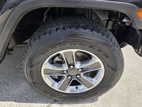 Used 2018 Jeep Wrangler Unlimited Sahara AWD/4WD image 9