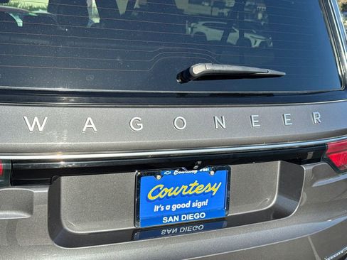 Used 2024 Jeep Wagoneer L Series II RWD image 17