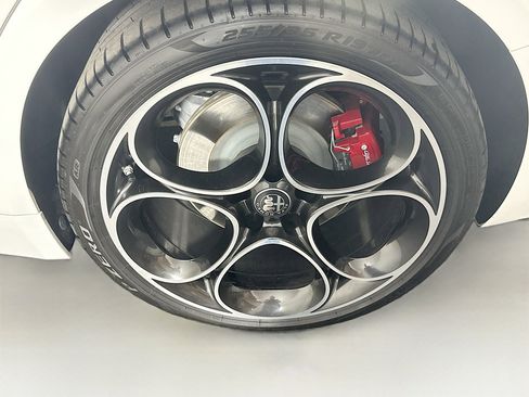 Used 2024 Alfa Romeo Giulia Veloce RWD image 11