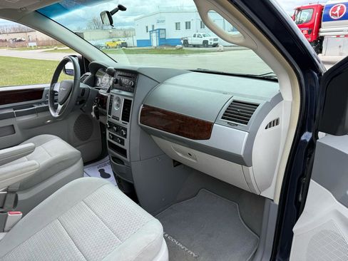 Used 2009 Chrysler Town & Country Touring FWD image 23