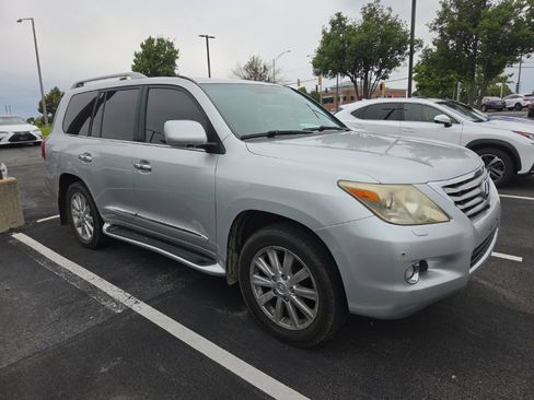 Used 2008 Lexus LX 570 4WD w/ Technology Pkg image 2