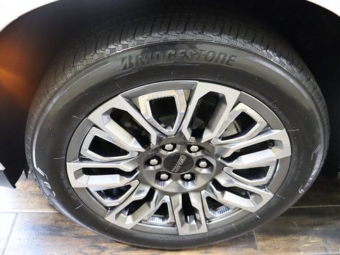 Used 2024 GMC Yukon XL Denali Ultimate AWD/4WD image 33
