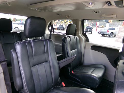 Used 2016 Chrysler Town & Country Touring image 20