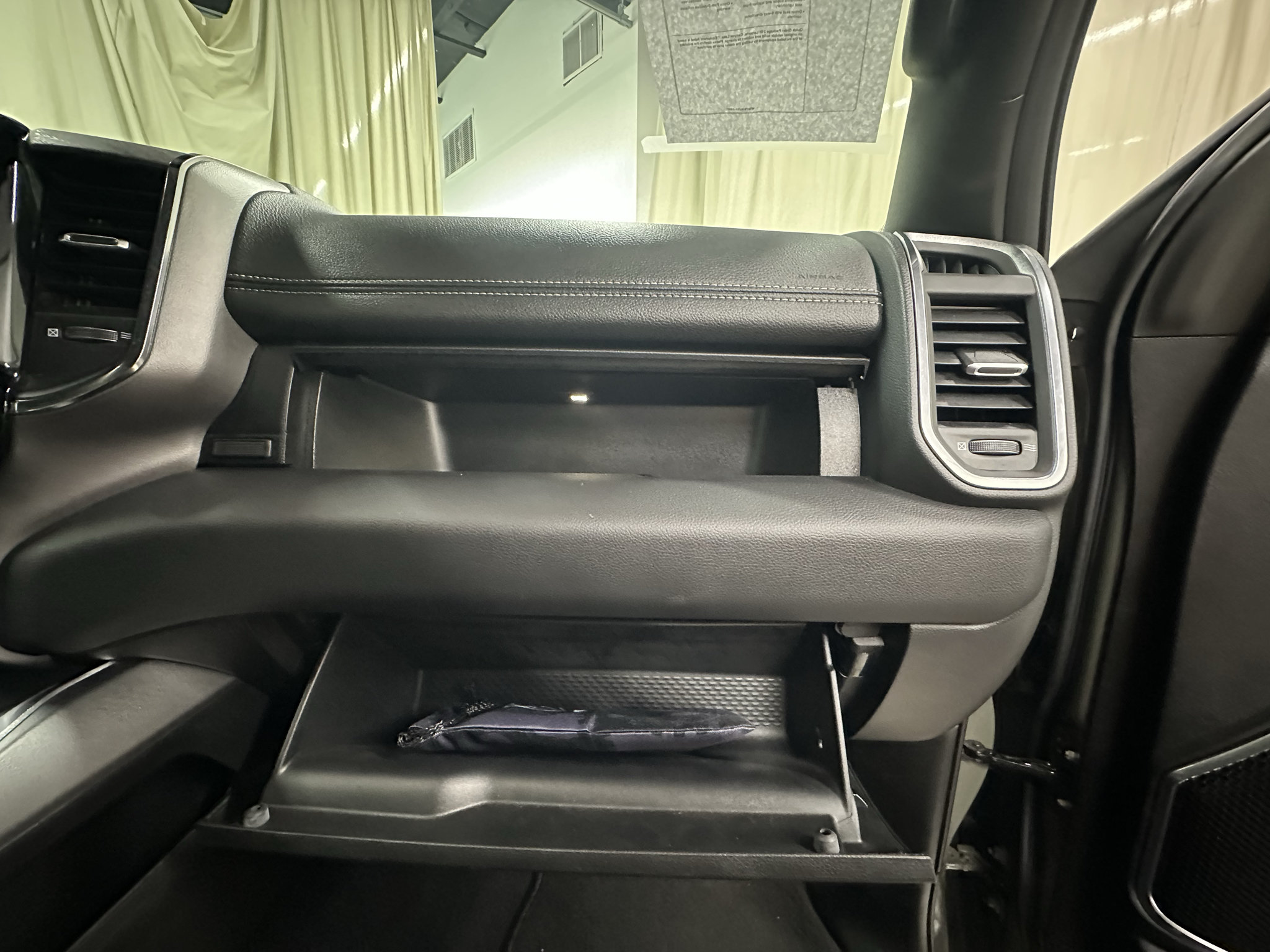 Used 2026 RAM 1500 Laramie AWD/4WD image 15