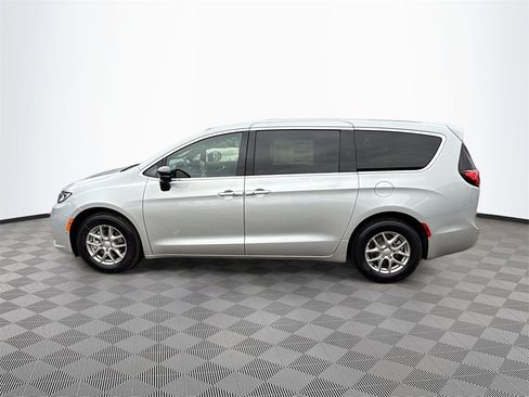 New 2026 Chrysler Pacifica Select image 8