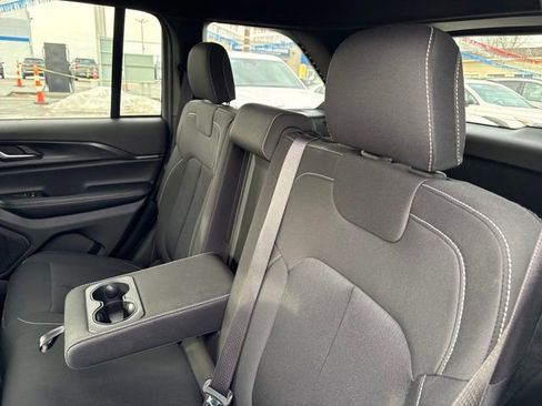 Used 2025 Jeep Grand Cherokee Laredo image 9