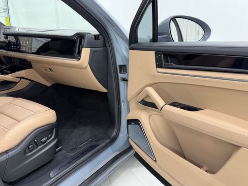 Certified 2025 Porsche Cayenne GTS AWD/4WD image 24