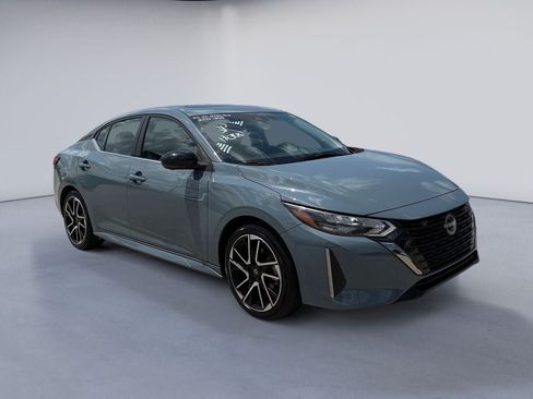 Used 2025 Nissan Sentra SR w/ SR Premium Package FWD image 7