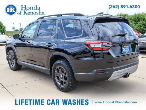 Certified 2025 Honda Pilot TrailSport image 3