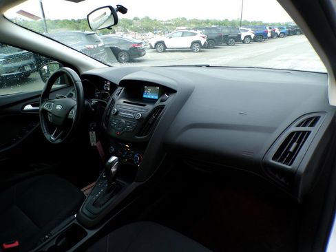 Used 2016 Ford Focus SE w/ SE Cold Weather Package FWD image 15