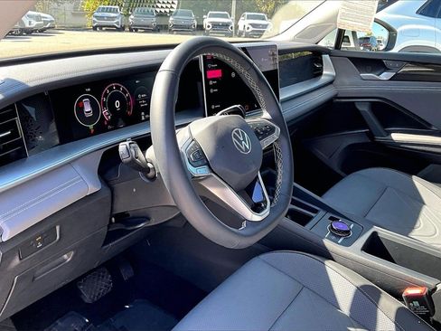 Certified 2025 Volkswagen Tiguan SE image 14