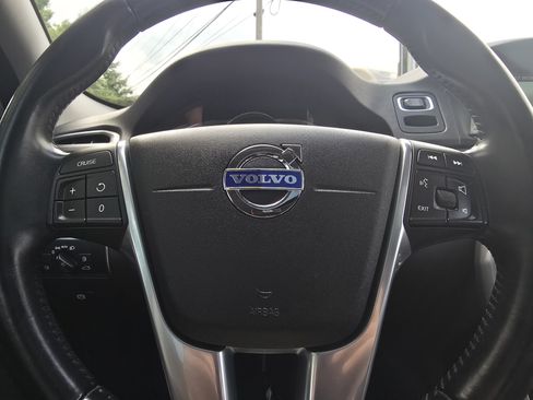 Used 2015 Volvo XC70 T6 w/ Proximity Package AWD/4WD image 23