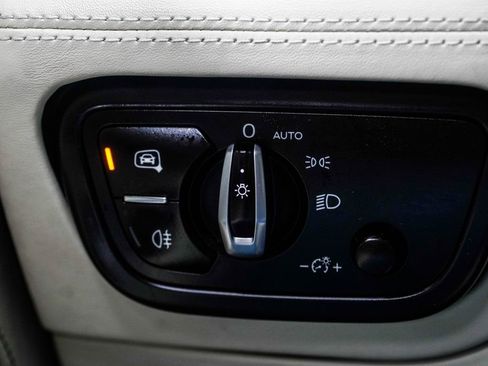 Used 2021 Bentley Bentayga image 40