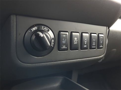 Used 2018 Nissan Frontier PRO-4X image 26