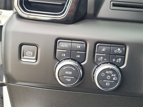 Used 2024 GMC Sierra 2500 AT4 image 25