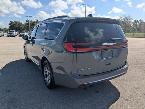 Used 2023 Chrysler Pacifica Limited FWD image 6