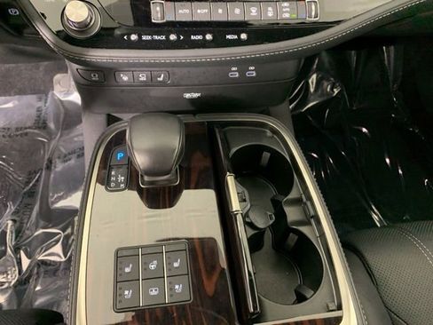 Used 2024 Lexus LS 500 AWD w/ Luxury Package image 19