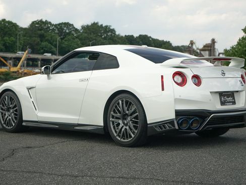 Used 2020 Nissan GT-R Premium AWD/4WD image 3