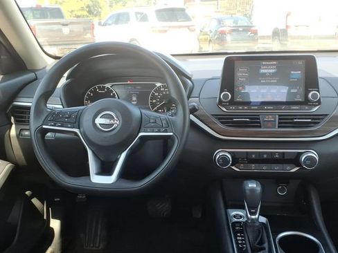 Used 2024 Nissan Altima 2.5 SV FWD image 11